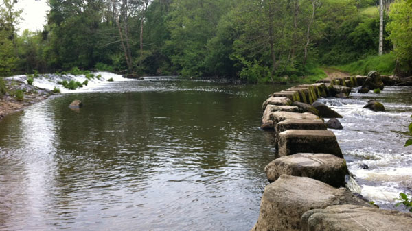 balade au bord d'une rivière avec barage